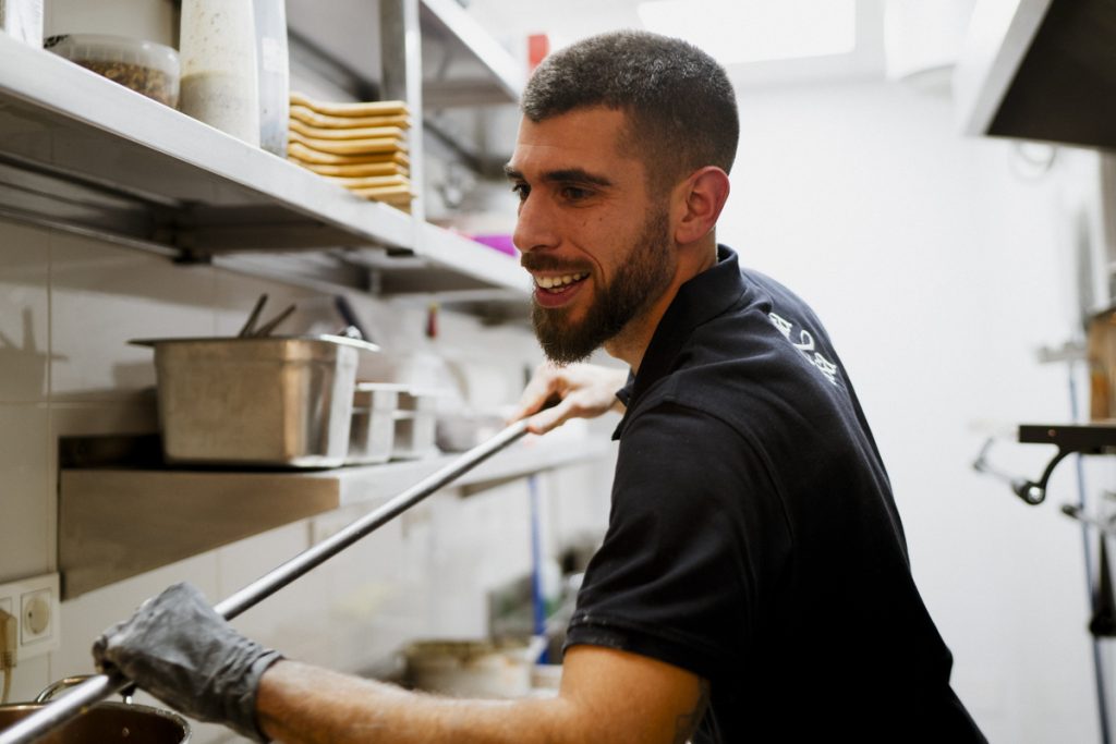 Jesús en la inauguración sacando pizzas