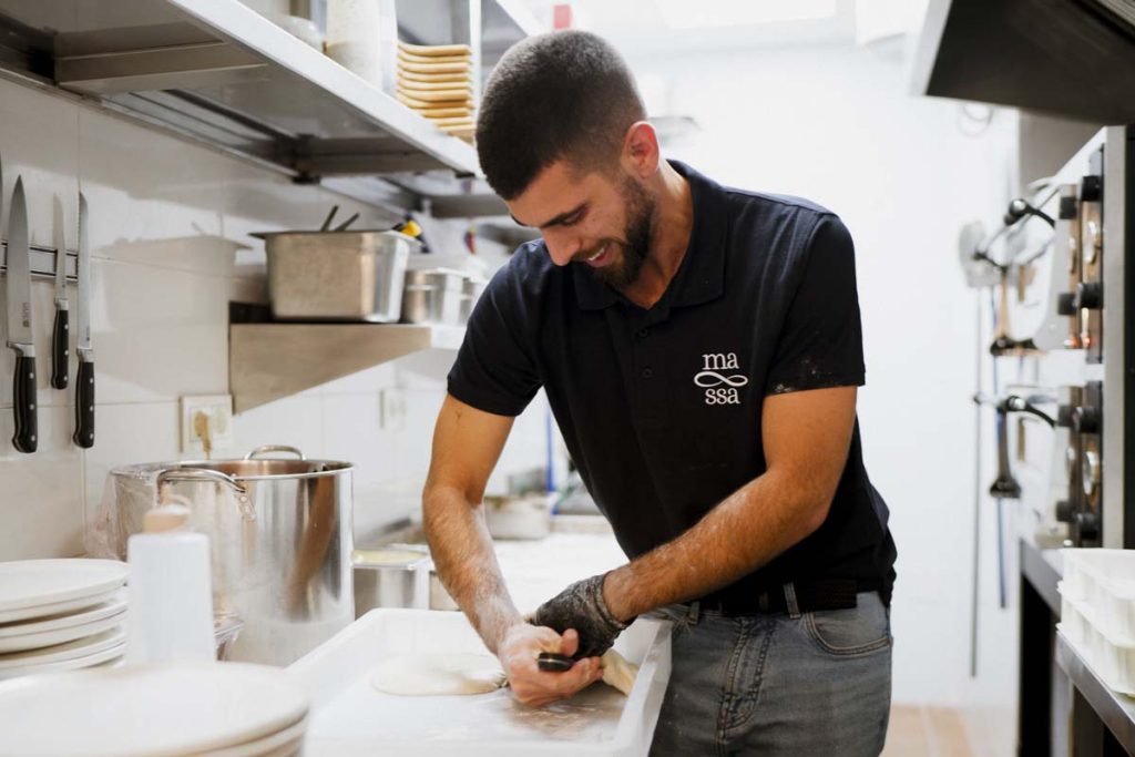 Jesús en la inauguración sacando pizzas
